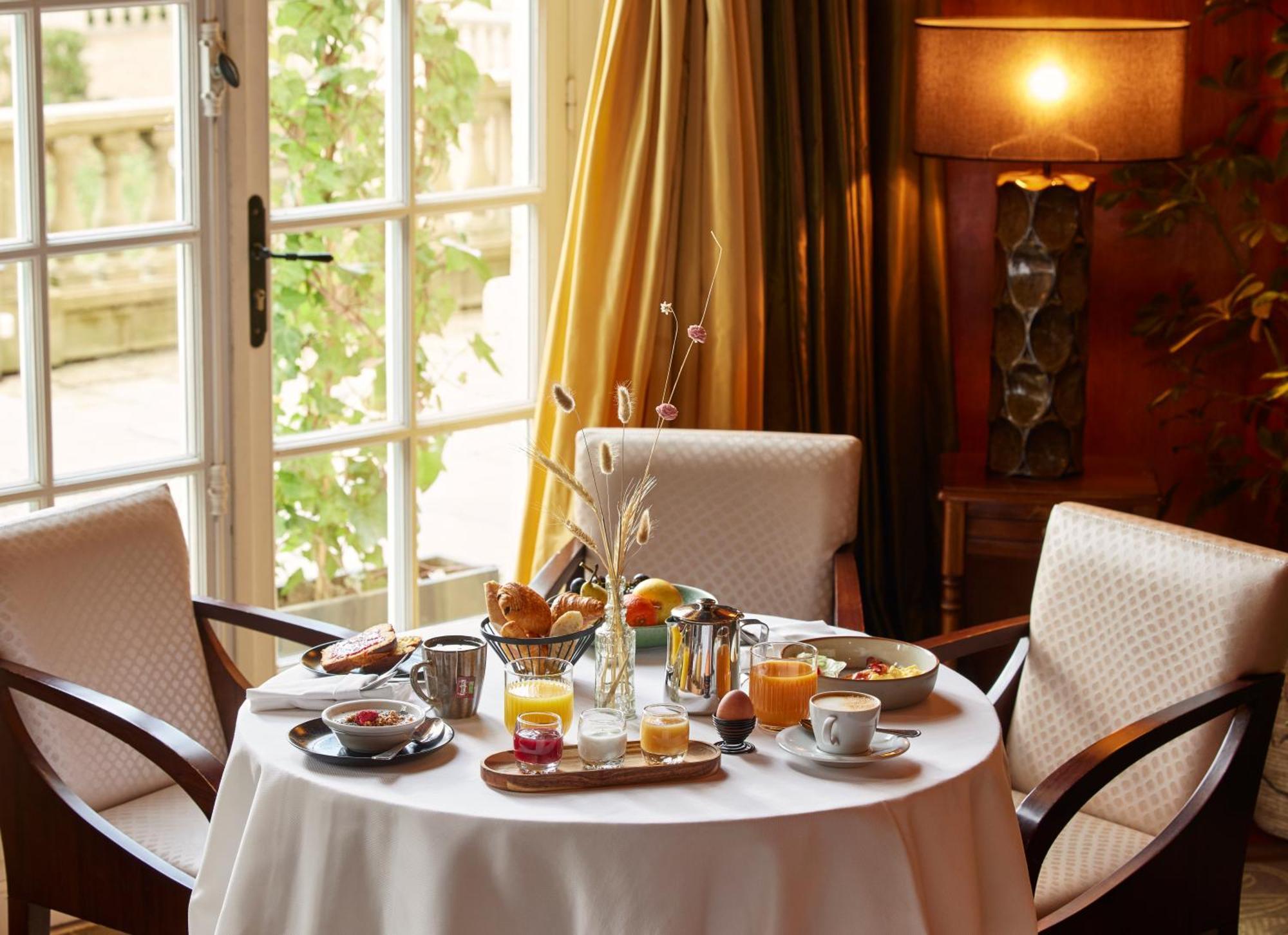 Chateau Jeanne & The Forest - Chateau De Montvillargenne Hotel