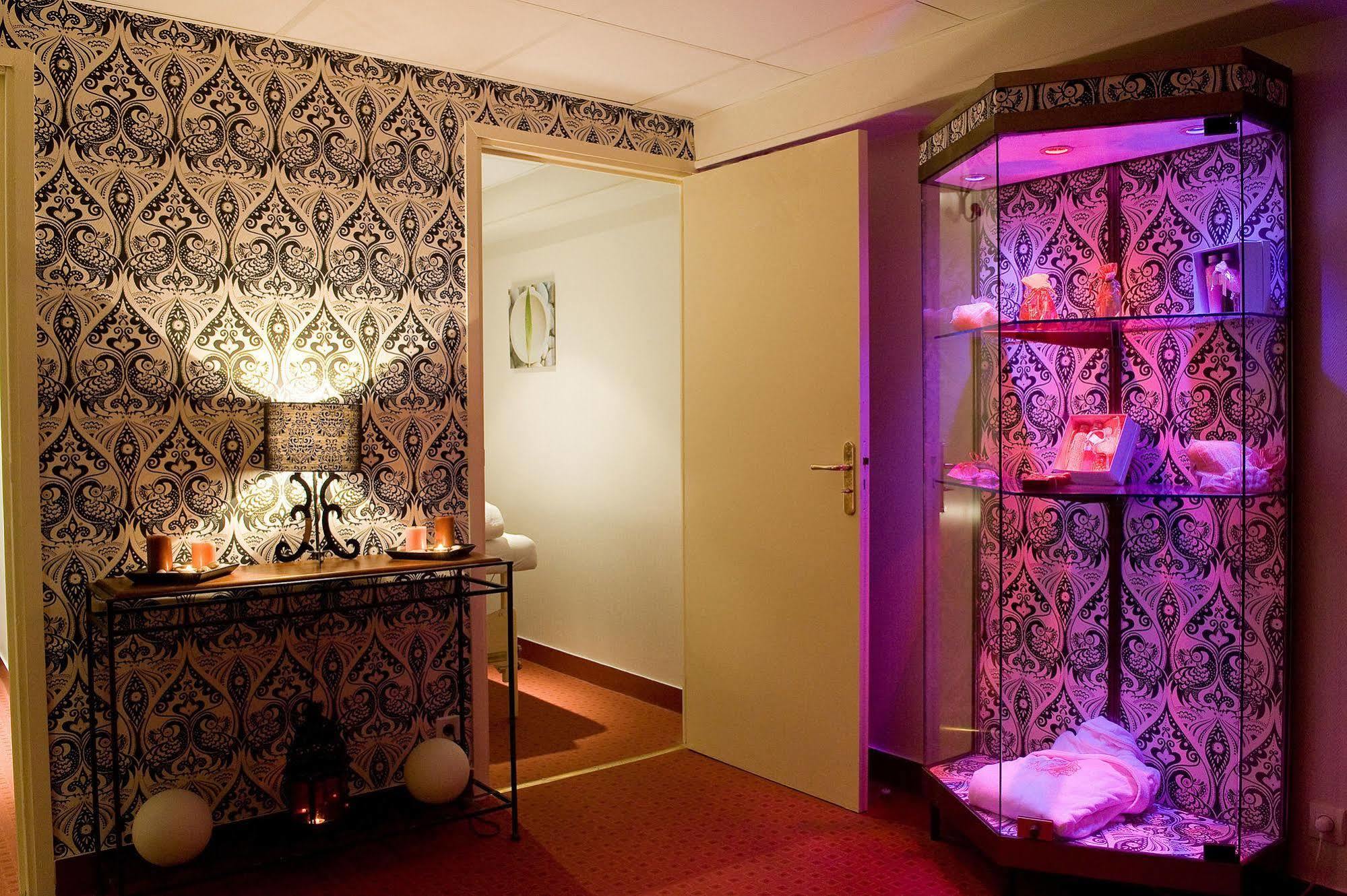 Chateau Jeanne & The Forest - Chateau De Montvillargenne 4*